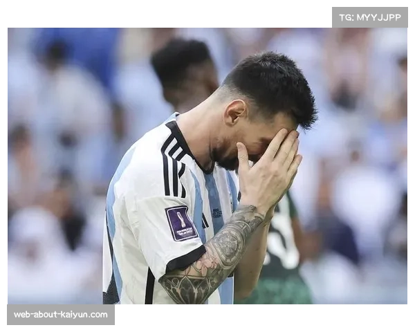 梅西门柱前绝杀未果遗憾落空 赛后掩面失落显心情低落